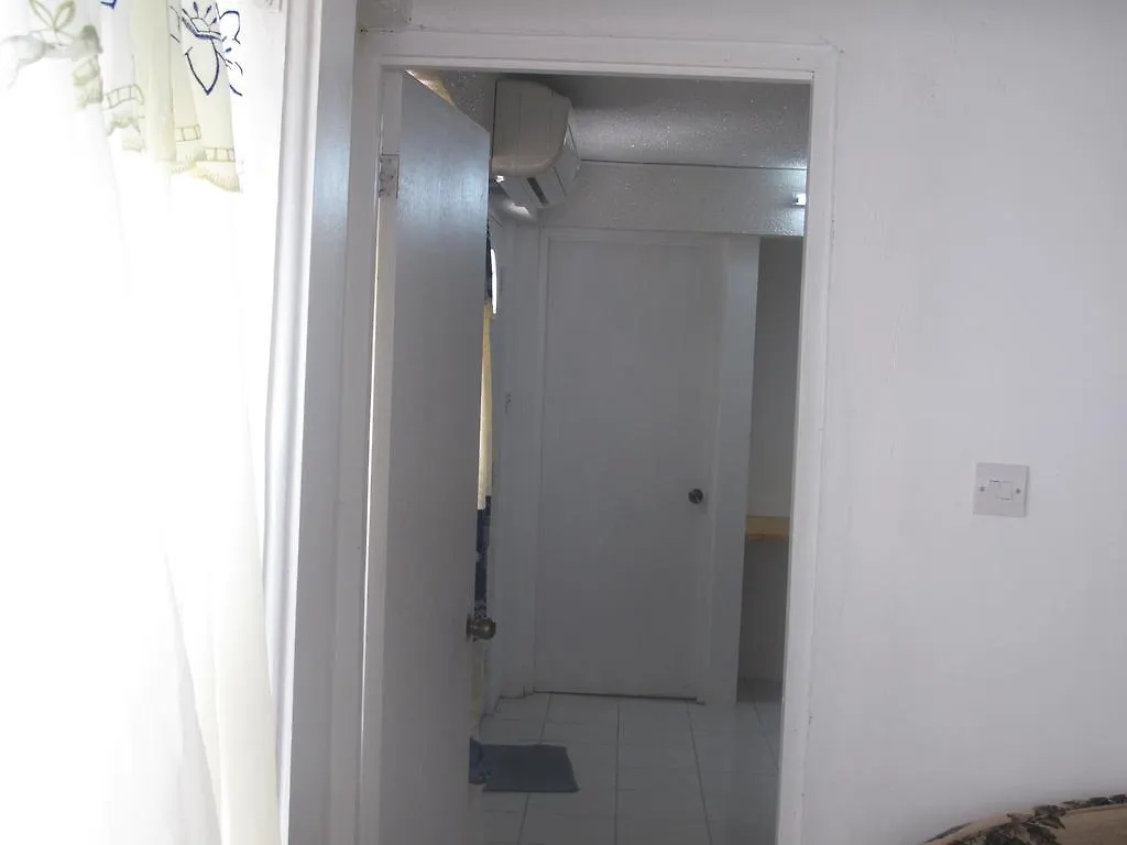 Yellow Bird Apartments Портсмут